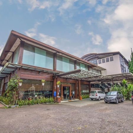 Takashimaya Hotel & Convention Лембанг Экстерьер фото